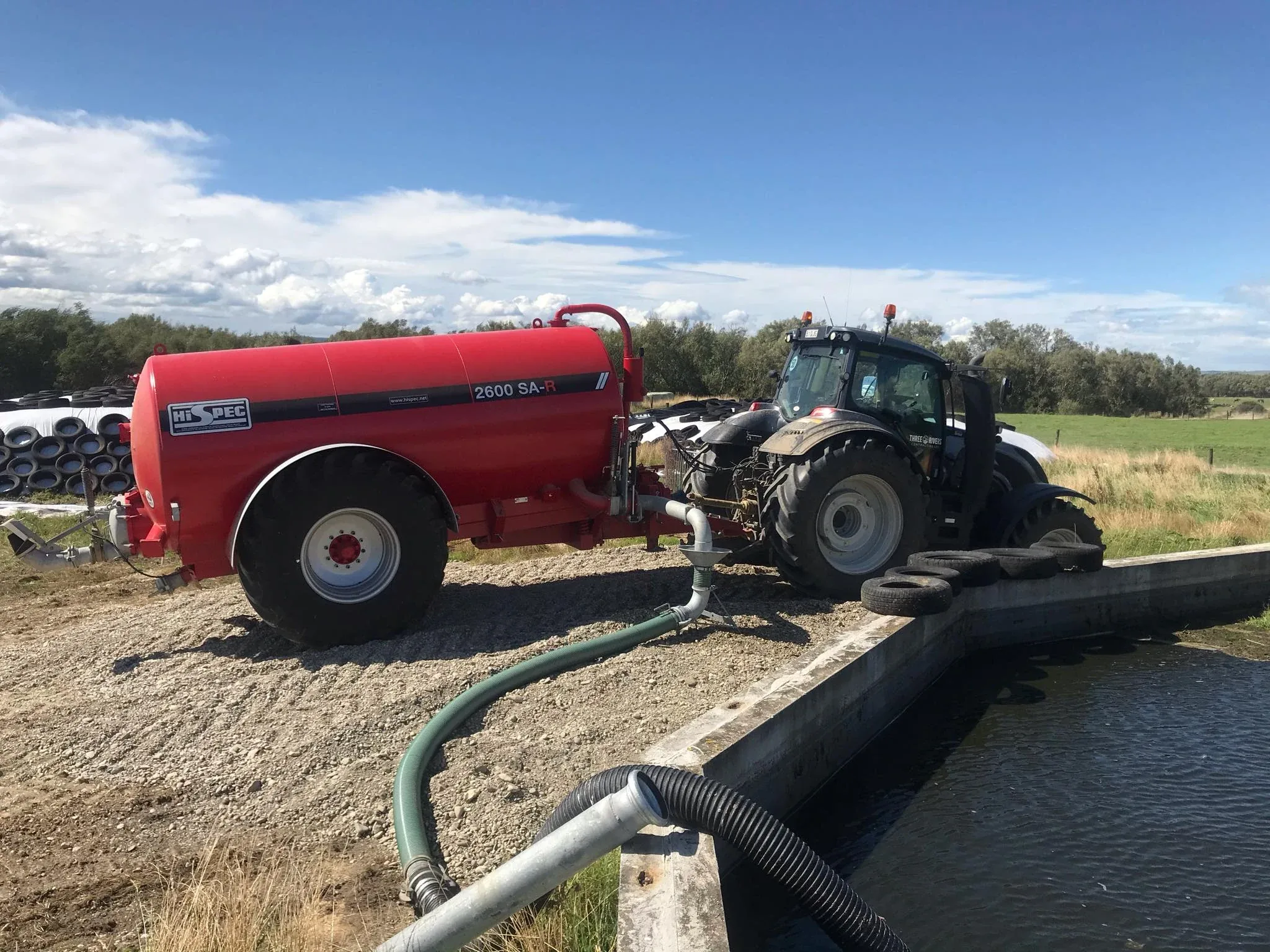 Effluent spreading support work in the field.